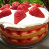 Imágen de torta dulce con fresas rojas grandes